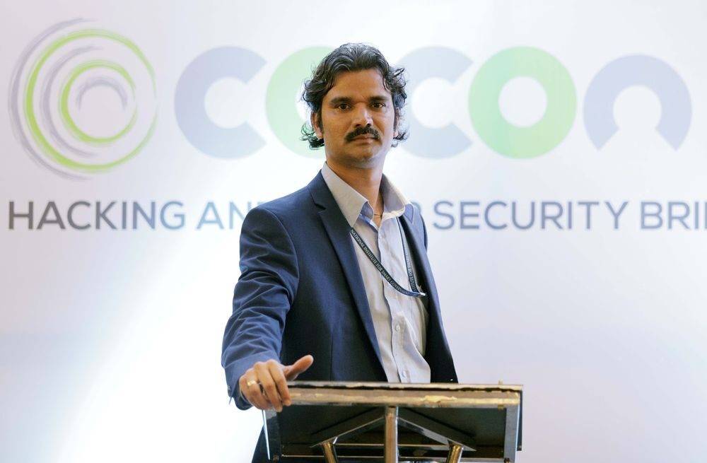 Santosh Talaghatti speaking at the CoCon Hacking and Security Briefing conference.